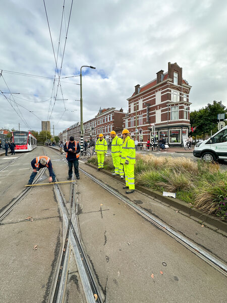 P.S. Op de foto’s dragen jullie allemaal gele pakken, waarom is dat?