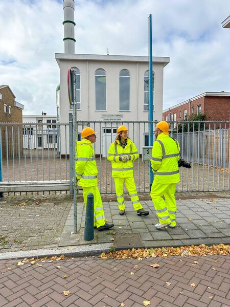 P.S. Op de foto’s dragen jullie allemaal gele pakken, waarom is dat?