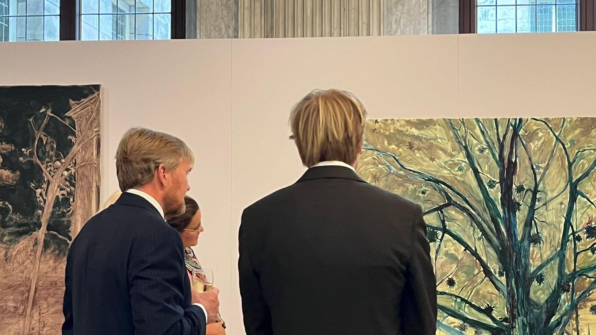 Thijs Seger met de Koning bekijkt zijn werk 